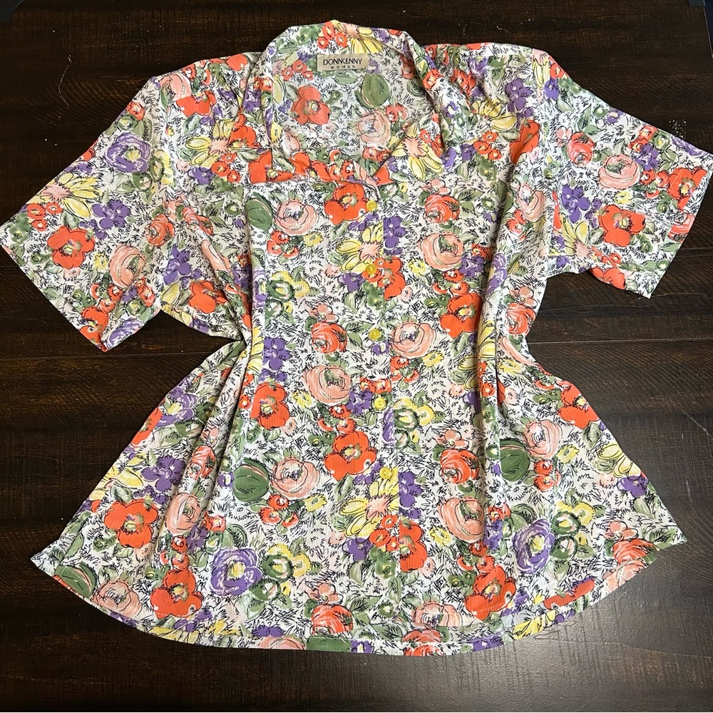 Vintage Donnkenny Woman Floral Button Up Blouse.